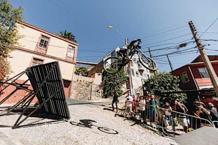 Teilnehmer bei Red Bull Valparaiso Cerro Abajo in Valparaiso, Chile, am 27. Februar 2022.