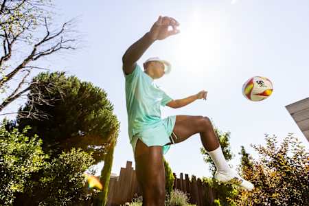 Endrick Souza, futbolista del Real Madrid y de Brasil, fotografiado practicando sus habilidades con el balón.