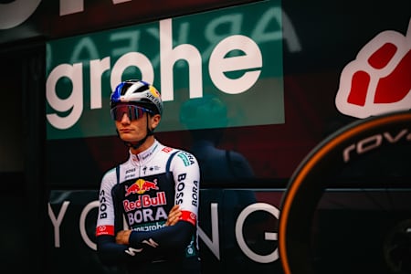 Giulio Pellizzari fotografato alla Volta a Catalunya, vinta dal compagno Primoz Roglic.