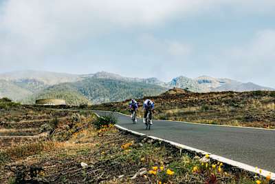 Les cylclistes Florian Lipowitz et Remco Evenepoel en action lors d'un entrainement à Tenerife.