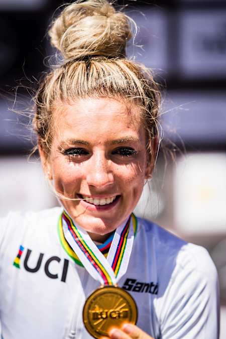 Pauline Ferrand-Prevot pose avec sa médaille d'or aux Championnats du monde UCI de VTT cross-country 2019 à Mont-Sainte-Anne au Canada.