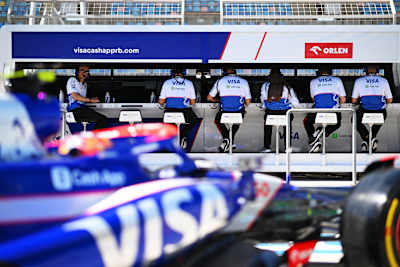 Ο Laurent Mekies, Team Principal της Visa Cash App RB στο pitlane κατά τη διάρκεια της πρώτης ημέρας των δοκιμών της F1 στο Bahrain International Circuit στις 21 Φεβρουαρίου 2024 στο Μπαχρέιν.