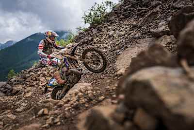 Cody Webb performt beim Red Bull Erzbergrodeo 2023 in Österreich. 