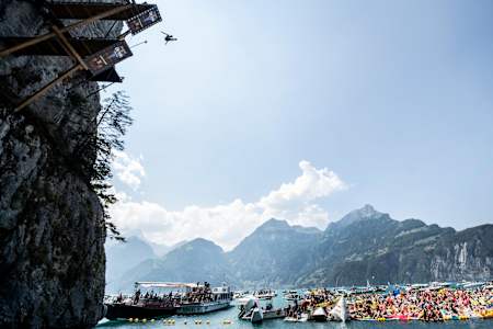 Gary Hunt sare de pe platforma de 27m din Sisikon, Elveția