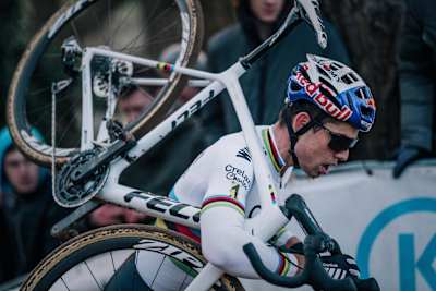 Wout van Aert schultert sein Bike...