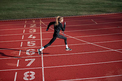 Konstanze Klosterhalfen actúa durante una sesión fotográfica en Leipzig, Alemania, el 31 de diciembre de 2020.