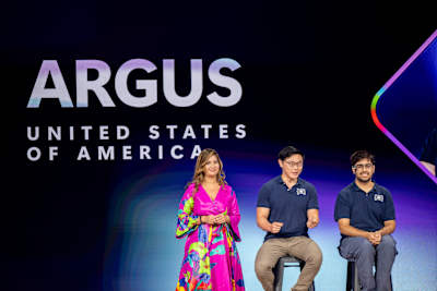 Zwycięzcy Red Bull Basement US National, Daniel Kim i Arjun Oberoi, zaprezentowali swój pomysł Argus podczas finału Microsoft Imagine Cup 2025 wraz z gospodarzem Doną Sarkar z Microsoft.
