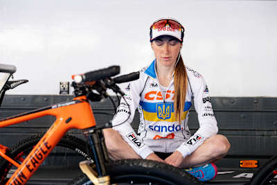 Yana Belomoina se concentra durante la Copa del Mundo UCI de XCO en Nové Město na Moravě, República Checa, el 26 de mayo de 2019.