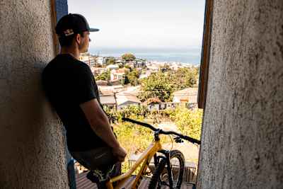 Tomáš Slavík blickt auf Valparaiso, Chile.