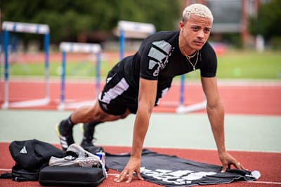 L'athlète français Sasha Zhoya réalise une planche lors d'un entrainement.