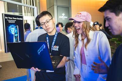 Molly Carlson sa rozpráva s Kanatom Tazhikhanom a Sultanom Zhumakadyrom z tímu UMIT na svetovom finále Red Bull Basement v japonskom Tokiu 5. decembra 2024.