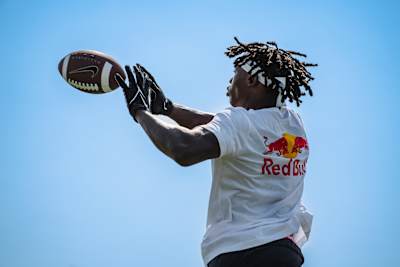 Jeremiah Smith s’entraîne au football américain lors d’un drill à Ohio State.