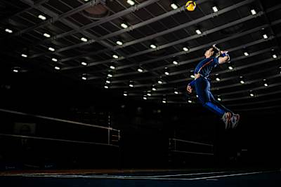 Yuji Nishida serving