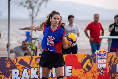 Teilnehmerin am Aufschlag bei den Red Bull Back Line Izmir Qualifiers in der Türkei.