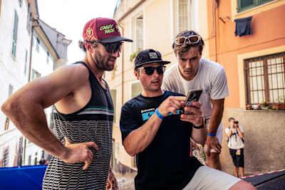 Adrien Loron, Roger Vieira und Gaetan Vigé (v. l.) checken die Lage.