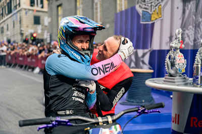 Alex Marin (l.) umarmt Kumpel und Gegner Johannes Fischbach.