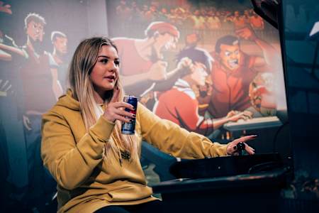 Red Bull Zockt 100 Host Olivia "Ollimeee" Osthushenrich beim Gaming