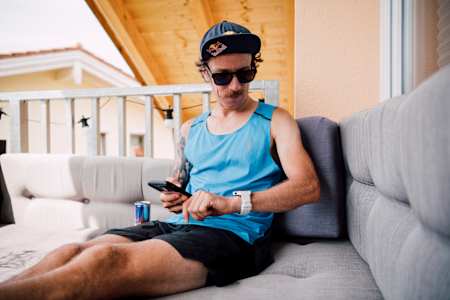 Le coureur Florian Neuschwander prend une pause pour mesurer sa fréquence cardiaque chez lui en Allemagne en juillet 2020.