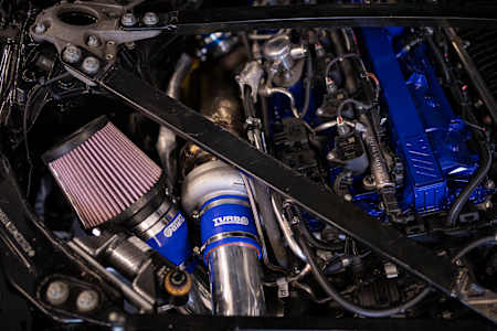 Detailfoto des Motors des optimierten BMW M4 Competition der Red Bull Driftbrothers.