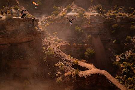 El ganador Cam Zink realiza un salto en el Red Bull Rampage 2023