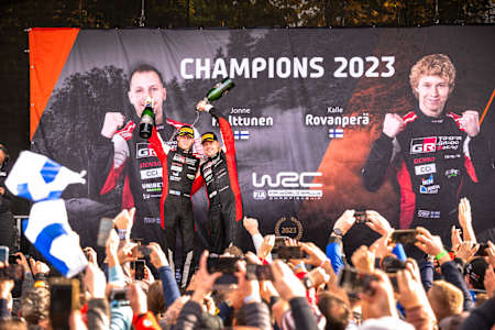 Kalle Rovanperä (FIN) und Jonne Halttunen (FIN) vom Team Toyota Gazoo Racing WRT feiern den FIA Rallye-Weltmeistertitel 2023 bei der Rallye Zentraleuropa in Passau, Deutschland, am 29.10.2023 