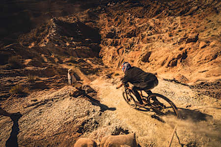 Thomas Genon monta en bici en el Red Bull Rampage 2022 en Virgin, Utah.