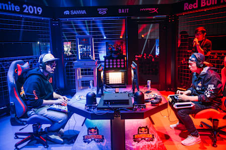 Bonchan y Big Bird compiten en las Finales Red Bull Kumite 2019 en Aichi, Japón, el 22 de diciembre de 2019,