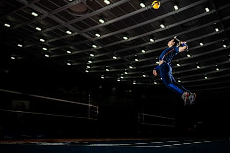 Yuji Nishida beim Sprung-Aufschlag.