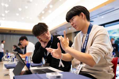 Rintaro Oda y Changhyun Moon del equipo MIGAKO trabajando antes de presentar su idea durante la Final Mundial Red Bull Basement en Tokio, Japón, el 3 de diciembre de 2024.