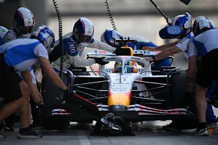 Arvid Lindblad am Steuer des Visa Cash App Racing Bulls VCARB 02 in der Boxengasse bei den F1-Tests auf dem Yas Marina Circuit am 09. Dezember 2025 in Abu Dhabi, Vereinigte Arabische Emirate. 