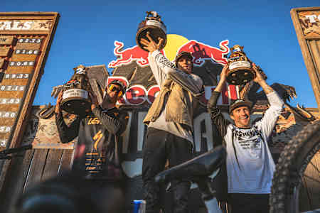 Brandon Semenuk, Szymon Godziek y Tyler McCaul en el podio del Red Bull Rampage en Virgin, Utah, EE.UU., el 12 de octubre de 2024. 