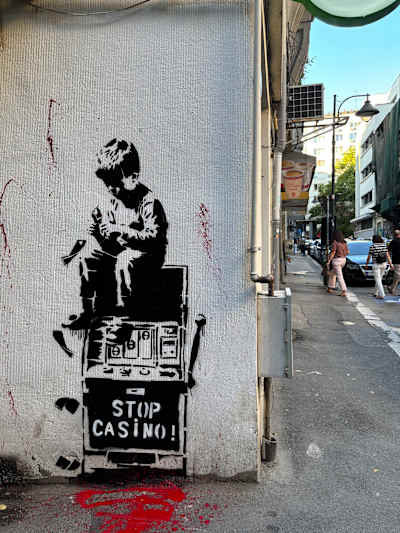 Temele alese de Orhan sunt inspirate din viața de zi cu zi