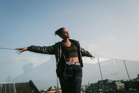 Die Tänzerin Luwam Russom über den Dächern der Stadt