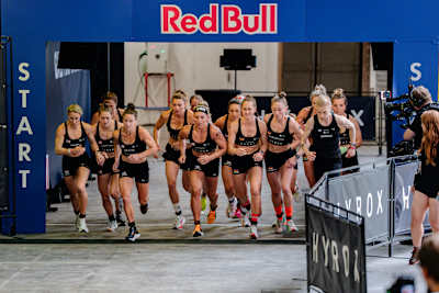 Des participantes du Championnat du monde HYROX 2024 courent à Nice, en France, le 7 juin 2024.