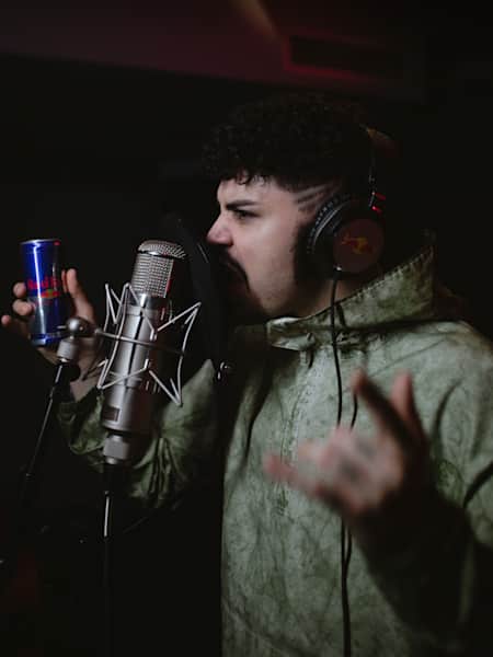 Chi è Izi: la vita del rapper