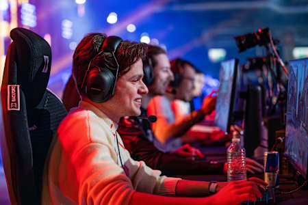 Participante del equipo Tenjiku, lado rojo, durante la final del Red Bull Campus Clutch France en Paris Expo Porte de Versailles, París, Francia, el 1 de noviembre de 2023. 