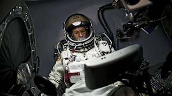 Феликс Баумгартнер в капсуле в рамках проекта Red Bull Stratos. 