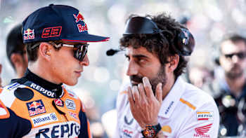 Marc Márquez habla con el ingeniero jefe del equipo Repsol Honda, Santi Hernández, en la parrilla de salida antes del Gran Premio Shark de Francia de MotoGP™.