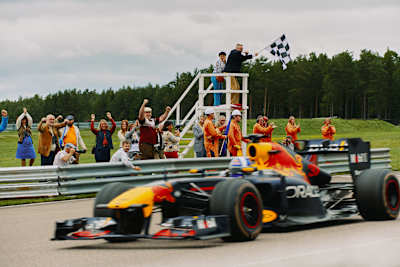David Coulthard kör formel 1-bilen RB7 på Sveriges enda formel 1-bana Scandinavian Raceway i Anderstorp i augusti 2023. 