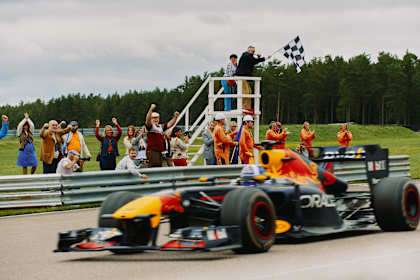 David Coulthard kör formel 1-bilen RB7 på Sveriges enda formel 1-bana Scandinavian Raceway i Anderstorp i augusti 2023. 