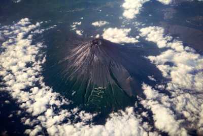 Vista cenital del Monte Fuji rodeado de nubes.