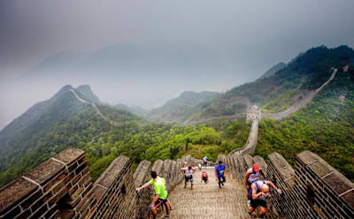 Teilnehmer des Great Wall Marathon in China quälen sich die tausenden Stufen der Chinesischen Mauer hoch.