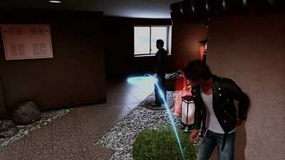 Yagami versteckt sich und wartet darauf, sich an jemand vorbei zu schleichen