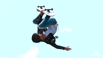 Yagami führt einen Backflip auf dem Skateboard aus