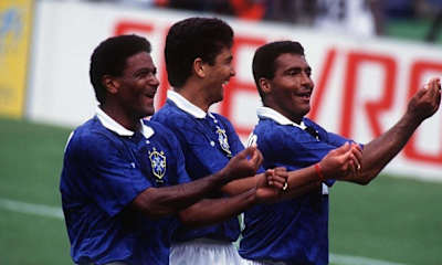1994年ワールドカップアメリカ大会で活躍したブラジル代表FWベベット（中央）