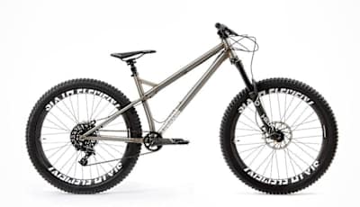 Vista lateral de la mountain bike Kingdom Vendetta X2 hardtail.