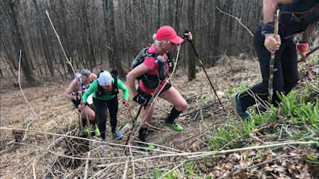 I partecipanti usano bastoni per affrontare le pendenze più dure della Barkley Marathons.