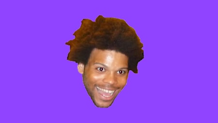 Ein Mann mit Afro lacht mit leuchtenden Augen