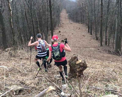 Competidores corren por el bosque durante el maratón Barkley.