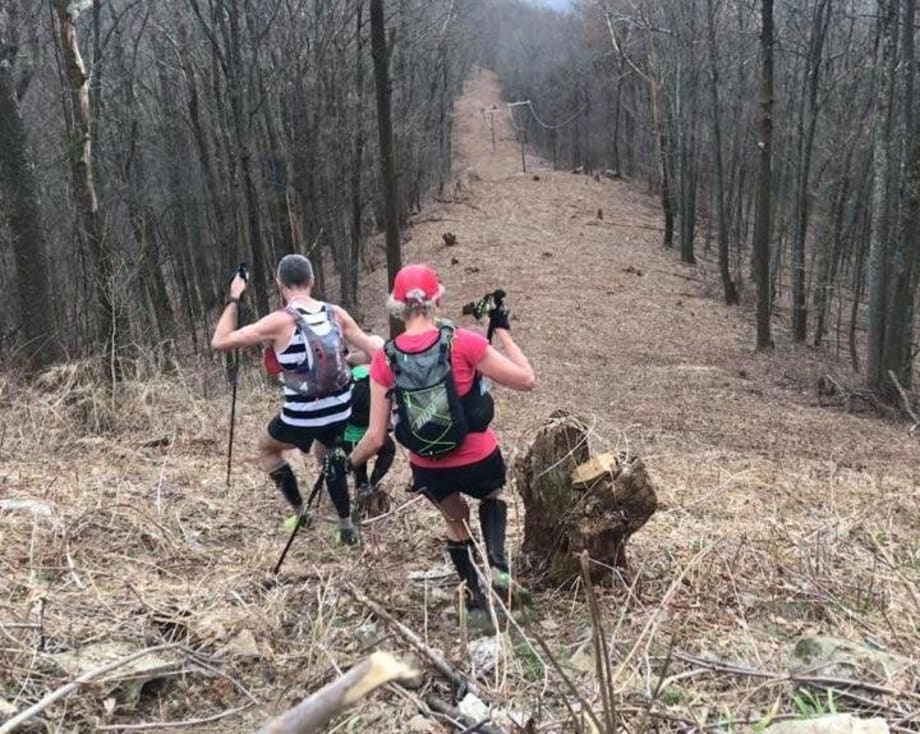 Competidores correm pela floresta durante a Barkley Marathon.